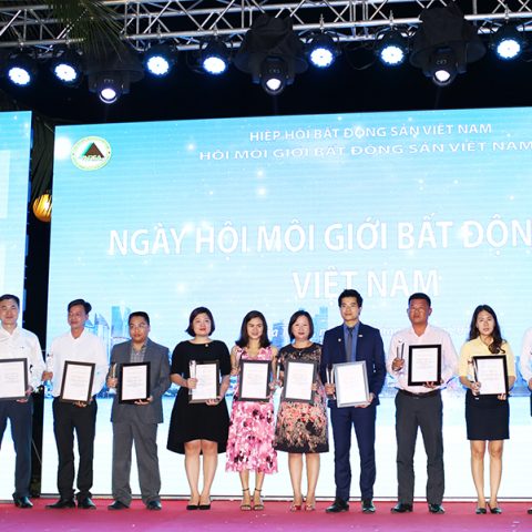 Hưng Thịnh Land vinh dự đón nhận giải thưởng top 10 sàn giao dịch xuất sắc Việt nam 2016 Hưng Thịnh Land vinh dự đón nhận giải thưởng top 10 sàn giao dịch xuất sắc Việt nam 2016